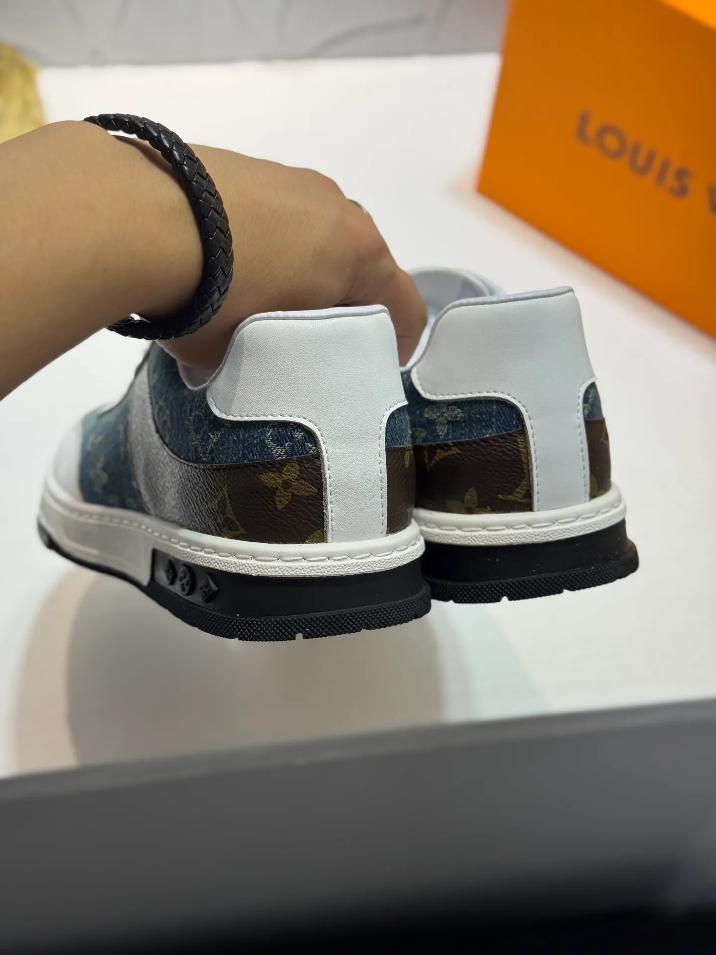 Men's shoes 💰400 [New style] 🐛🐛Top original order - Louis Vuitton®️ Trendy and fashionable yet low-key men's casual shoes, uppers made of LV denim spliced ​​with cowhide, comfortable and breathable, sheepskin lining, original rubber outsole, two colors available ~ a must-have for stylish men. Size: 38-44 (45 customized